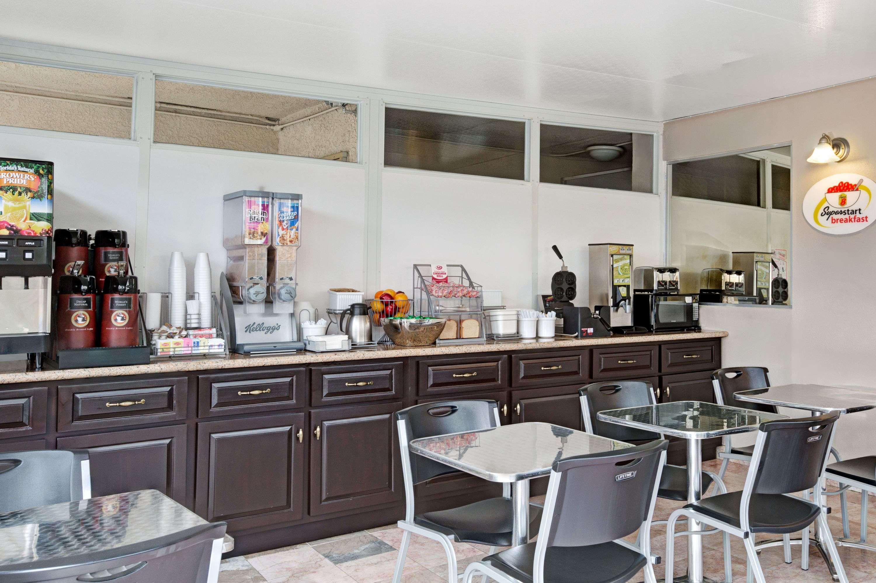 Super 8 By Wyndham Angeles-culver Area Hotel 2*